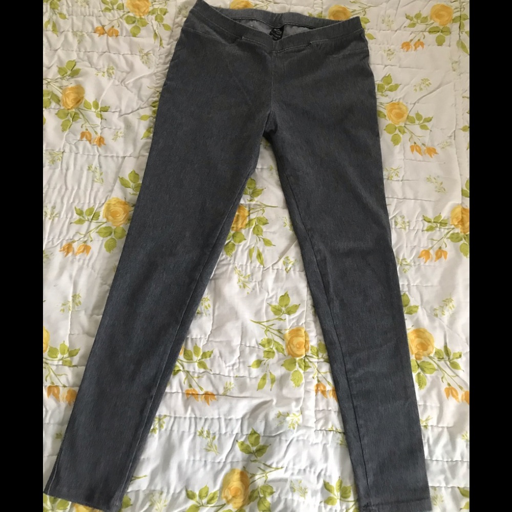 Heathered gray stretch leggings.